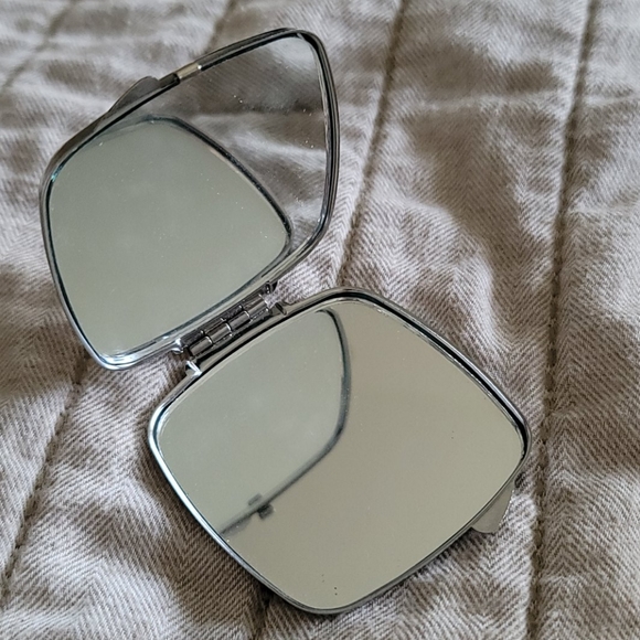 Vintage Compact Mirror - Picture 2 of 3